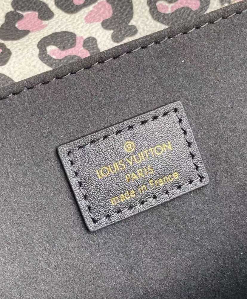 Louis Vuitton Pochette Metis M45823 Apricot